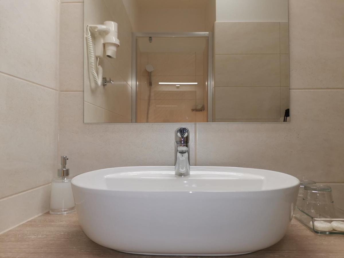 Alfa Hotel Дьёр Экстерьер фото