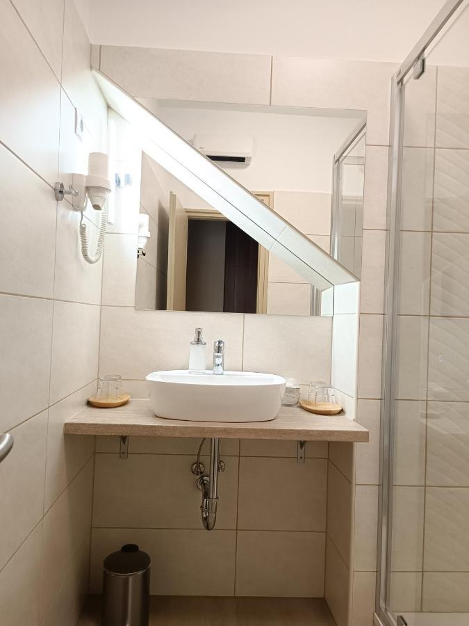 Alfa Hotel Дьёр Экстерьер фото