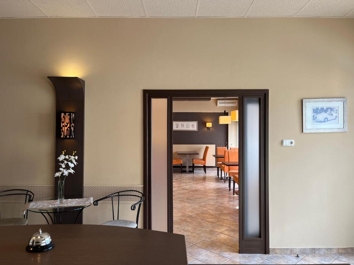 Alfa Hotel Дьёр Экстерьер фото