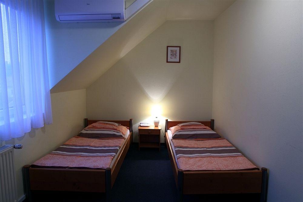 Alfa Hotel Дьёр Экстерьер фото