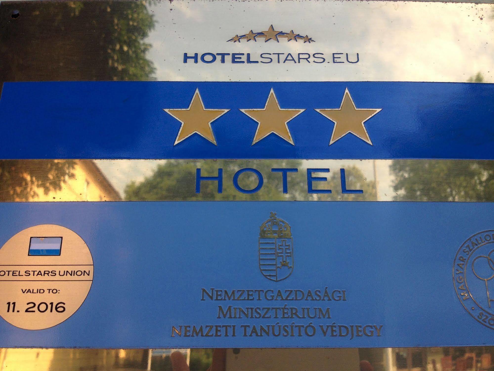 Alfa Hotel Дьёр Экстерьер фото
