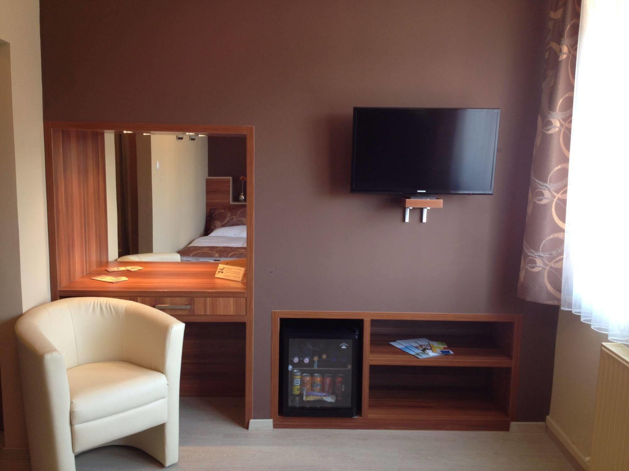 Alfa Hotel Дьёр Экстерьер фото