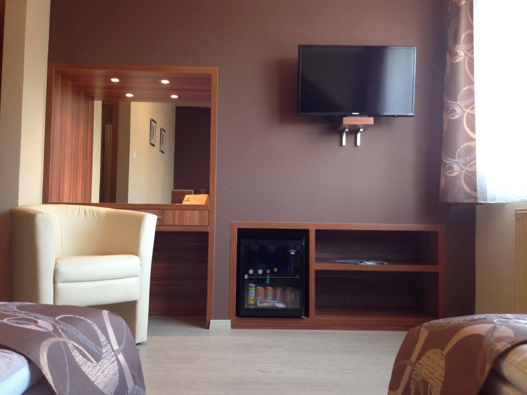 Alfa Hotel Дьёр Экстерьер фото
