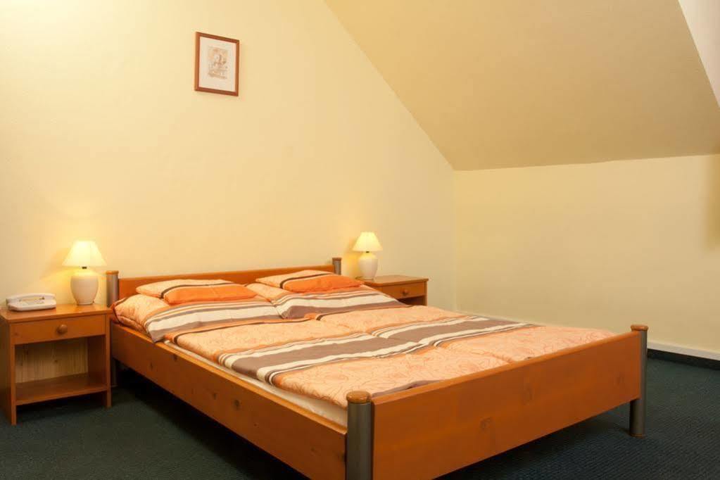 Alfa Hotel Дьёр Экстерьер фото