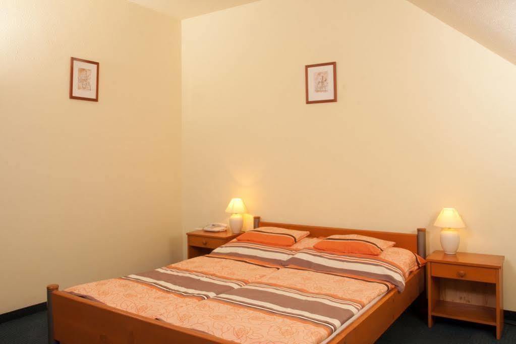 Alfa Hotel Дьёр Экстерьер фото