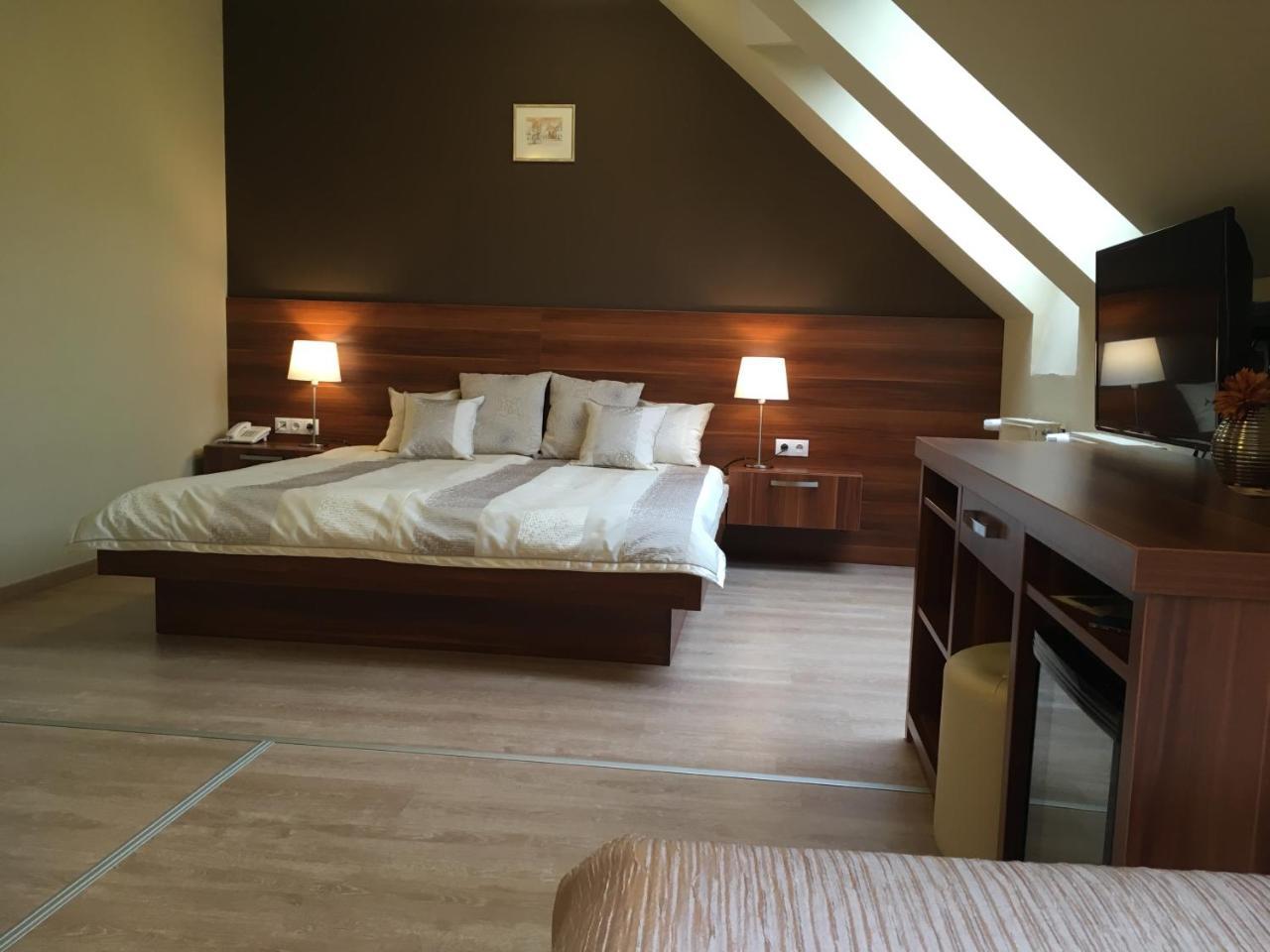 Alfa Hotel Дьёр Экстерьер фото