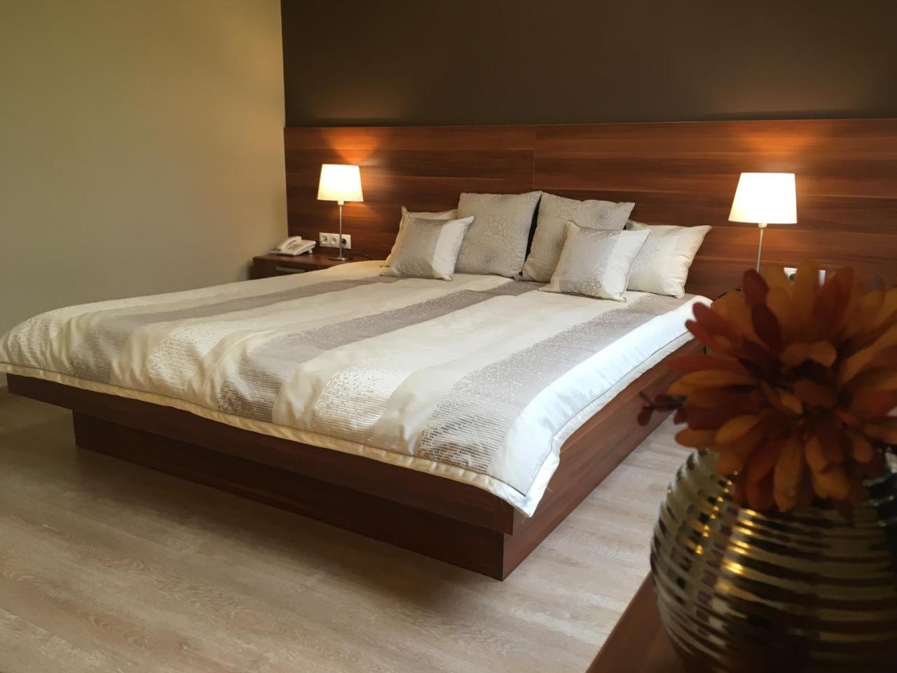 Alfa Hotel Дьёр Экстерьер фото