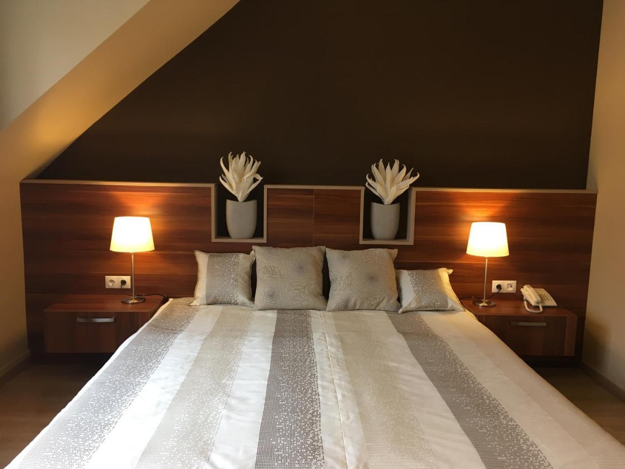 Alfa Hotel Дьёр Экстерьер фото