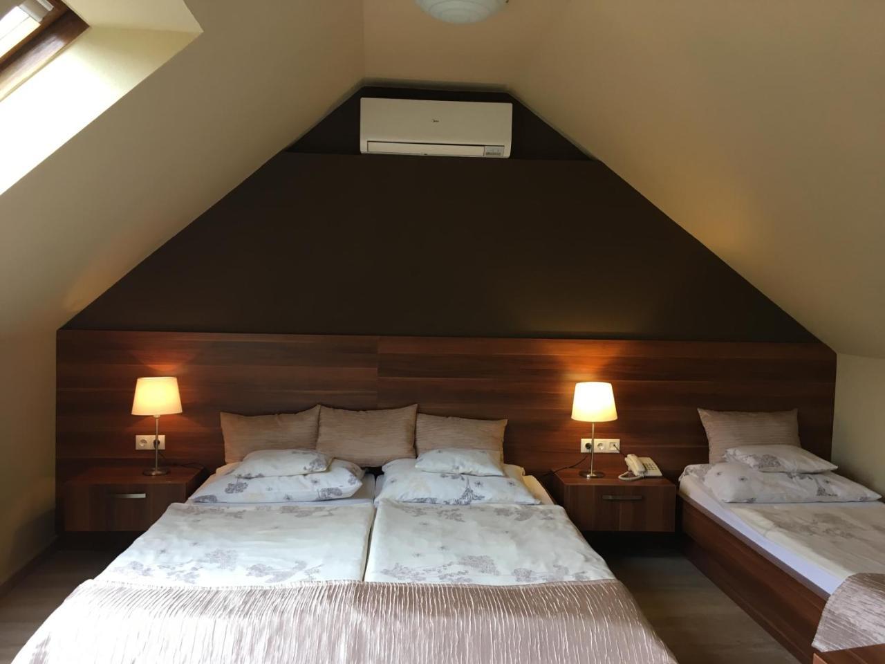 Alfa Hotel Дьёр Экстерьер фото